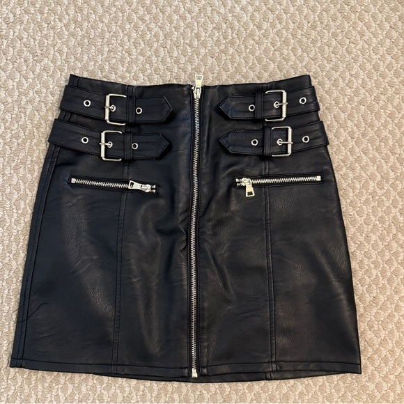 TOPSHOP Faux Leather Buckle Zip Miniskirt SIZE: 2 - Picture 6 of 13